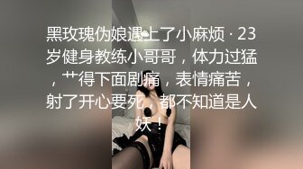 豹纹小少妇露脸精彩演绎，房间里好几哥