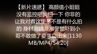 颜值情侣，躺床上死懒不爱动，侧睡抱在一起后入，有这么个漂亮女朋友，看把小伙子乐的双手抓奶！