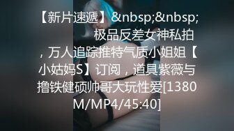 [MP4/ 984M] 人妻榨汁机跟两个年轻小哥激情3P给狼友看，淫乱的房间被两个小哥各种玩弄，揉奶玩逼道具玩弄