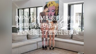 长发熟女人妻十分有韵味躺着享受舔逼服务，娇羞喃叫淫贱喷水，被大鸡巴无套插入内射进滚烫的精液，还是少妇好