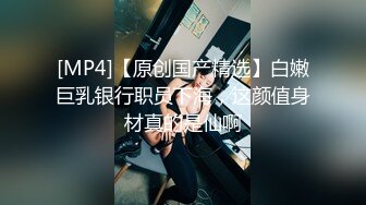 变态房东趴窗偷窥美女房客洗澡前全裸打电话浴后对着风扇吹穴骚货下面毛挺多的