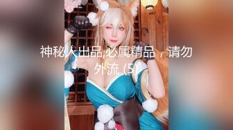 熟女妈妈 妈妈撅着肥硕大屁屁 被儿子小马拉大车奋力的输出 画面很和谐 成熟的呻吟 乐耳的撞击声