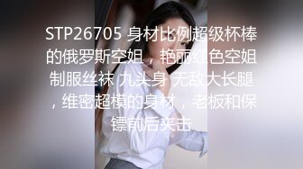 大耳环很有韵味美少妇寂寞肚子在家自慰，脱掉衣服内裤摆上假屌，地上骑乘上下套弄，插完逼逼再插菊花淫荡