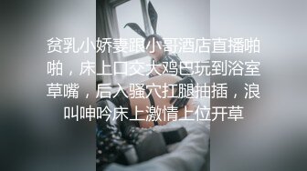 模特拍照时色诱摄影师，忍不住诱惑两人接吻做爱